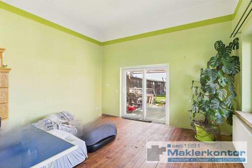 Wohnzimmer mit Terrassenzugang - 5 Zimmer Doppelhaushälfte in Faulenrost