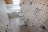 Tageslichtbad mit Badewanne und WC - 