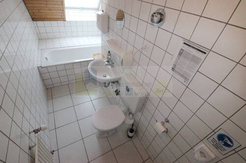 Tageslichtbad mit Badewanne und WC - 