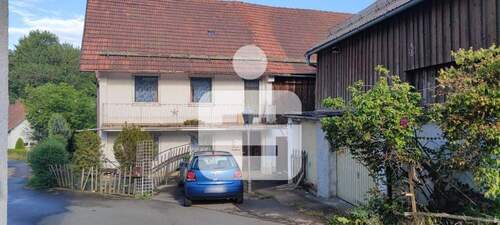 Wohnhausansicht und Stadel - Idyllisches Wohnhaus in der Natur, direkt am Bach gelegen!