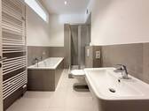 Badezimmer mit Dusche und WM-Anschluss - 