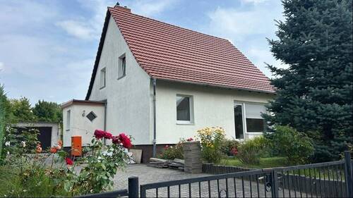 Front- und Seitenansicht - Greifen Sie jetzt zu ! - 166.000,00&nbsp;EUR Kaufpreis, ca.&nbsp; 116,00&nbsp;m&sup2;&nbsp;Wohnfl&auml;che