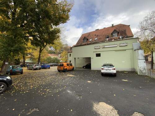Ansicht mit Parkplatz - Mehrfamilienhaus, Wohnhaus mit 332,00 m&sup2; in Burglengenfeld zum Kaufen