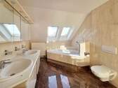 Badezimmer mit Eckbadewanne, Doppelwaschtisch und Duschnische - Einfamilienhaus mit 227,00 m&sup2; in Ditzingen zum Kaufen