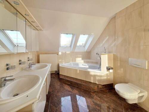 Badezimmer mit Eckbadewanne, Doppelwaschtisch und Duschnische - Einfamilienhaus mit 227,00 m&sup2; in Ditzingen zum Kaufen
