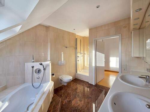 Badezimmer mit Eckbadewanne, Doppelwaschtisch und Duschnische - 