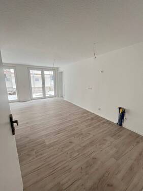 Eingang und Küche (wird eingebaut) - Neubau, Neuanfang, neues Glück: EG-Wohnung mit STP