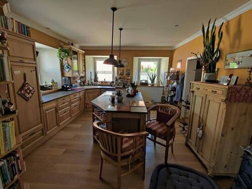 Küche mit Kochinsel im OG - 