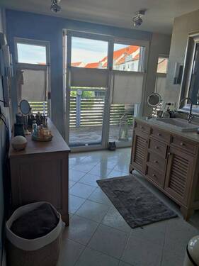 Wohnzimmer im DG mit Zugang zum Balkon - 