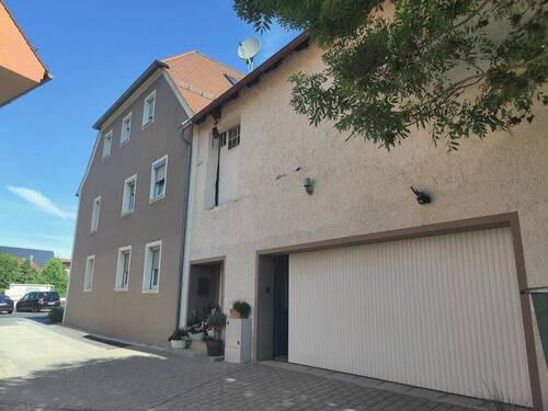 Südseite mit Zufahrt zu den Garagen - 8 Zimmer Mehrfamilienhaus, Wohnhaus in Parsberg