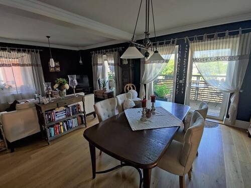 Wohnzimmer im OG mit Zugang zum Balkon - 