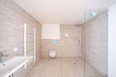Badezimmer mit bodengleicher Dusche - 