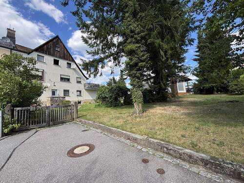 Grundstück, Zufahrt und Bestand - 