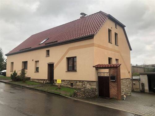 Straßenansicht - EFH mit ELW und ca. 1.250 m² großen Grundstück - an der Schmücke