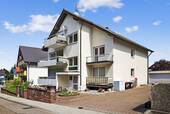 Hausansicht - Sonnige 4 Zimmer-Wohnung mit drei Balkonen und viel Raum zur individuellen Gestaltung