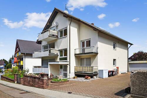 Hausansicht - Sonnige 4 Zimmer-Wohnung mit drei Balkonen und viel Raum zur individuellen Gestaltung
