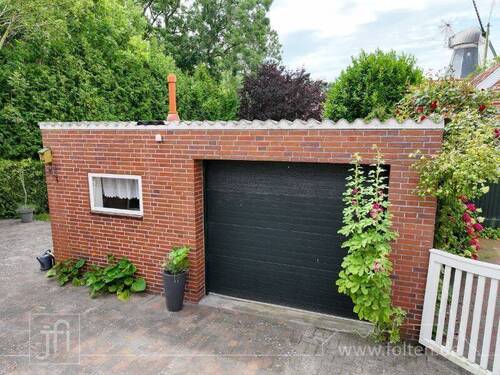 Garage mit elektrischem Tor - 