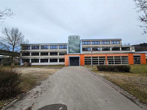 Ansicht - Schulgebäude in direkter Nachbarschaft zum Brenzpark