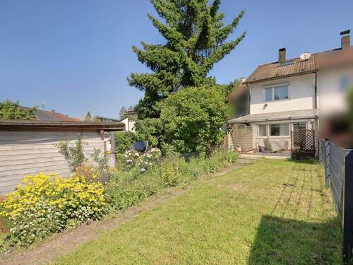 Hausansicht vom Garten mit überdachter Terrasse - Charmantes Haus - Ideal für junge Familien und naturverbundene Tierliebhaber