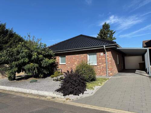 Hausansicht mit überdachter Einfahrt und Garage - 