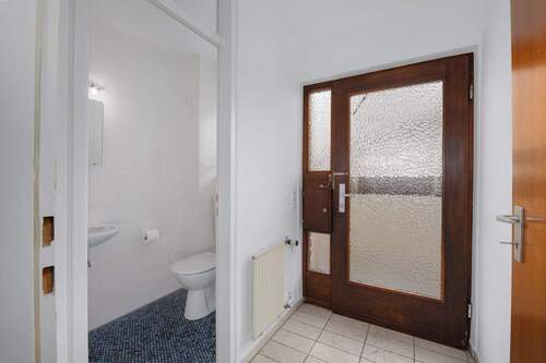 Eingangsbereich und separates WC EG - 