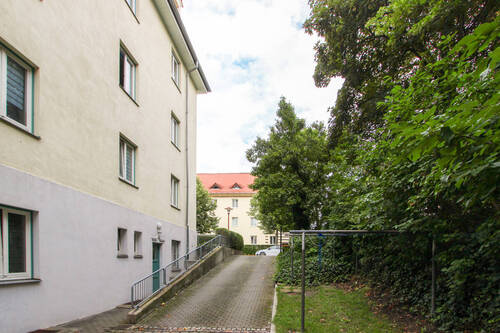 Hofausgang mit Wäschplatz und Ein- und Ausfahrt - 