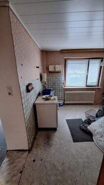 Küche links im EG mit Durchgang in ein Zimm - 