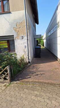 Einfahrt bzw. Eingang zu den Garagen und Garten - Einfamilienhaus mit 120,00 m&sup2; in Braunschweig zum Kaufen