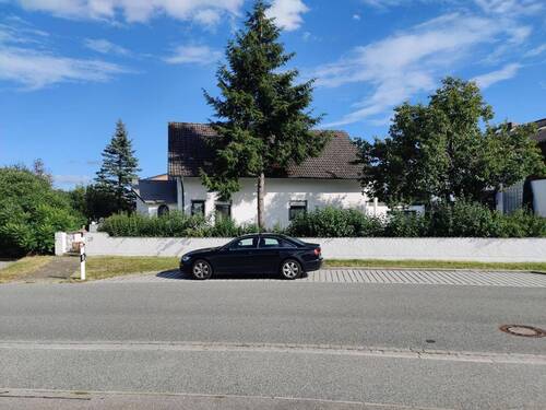 Westseite mit zusätzlichen Parkplätzen - 6 Zimmer Einfamilienhaus zum Kaufen in Hemau