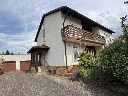 Wohnhausansicht - 7 Zimmer Mehrfamilienhaus, Wohnhaus zum Kaufen in Pfreimd