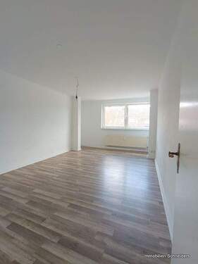Wohnzimmer - Bild 1 - DU-Hochfeld, Wanheimer Straße 23-25 - 3-Zimmer-Wohnung im 5.OG ohne Aufzug zeitnah zu mieten !!
