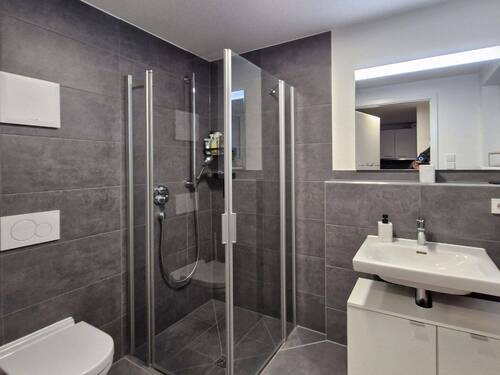 Tageslichtbad mit bodengleicher Dusche - 