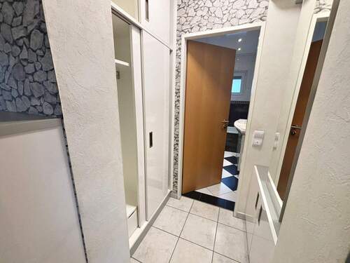 Durchgang mit Wandschrank Archivbild - 