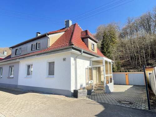 Saniertes Haus mit Doppelgarage - 