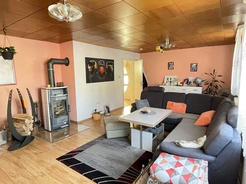 Wohnzimmer mit Schwedenofen - 4 Zimmer Doppelhaushälfte zum Kaufen in Sigmaringendorf
