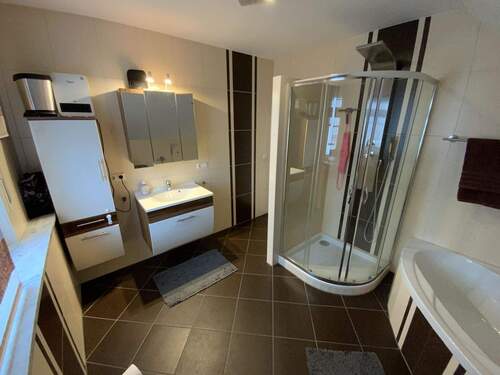 Bad mit Dusche und WC im Obergeschoss - 