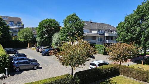 Pkw-Parkplätze neben dem Haus - 