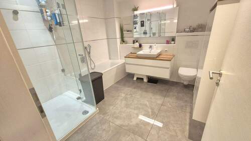 Badezimmer - Etagenwohnung mit 88,80 m&sup2; in Bad Kissingen zum Kaufen