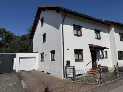 Aussenansicht - Platz für die ganze Familie! Traumhafte Doppelhaushälfte mit Blick ins Grüne