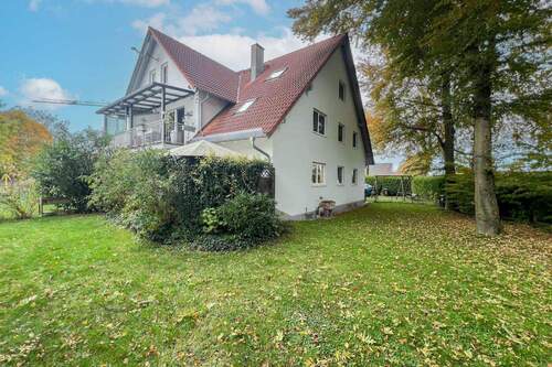 Garten - Sofort bezugsfrei: 4-Zimmer-Erdgeschosswohnung mit 300qm Traumgarten und 2 Parkplätzen!