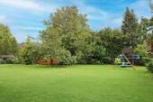 Garten mit Spielplatz und Gartenhaus - 