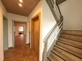 Flur und Treppenaufgang EG - 