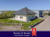 Ansicht Bungalow - Neuwertiger Walmdachbungalow mit ELW (vermietet) & sep. Gewerbehalle!