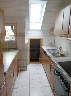 Küche mit Zugang zum Abstellbereich - 