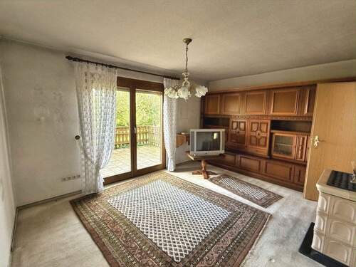 Wohnzimmer mit Terrassenzugang - 6 Zimmer Doppelhaushälfte zum Kaufen in Meßkirch