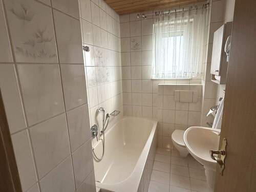 Bad mit Badewanne im EG - 