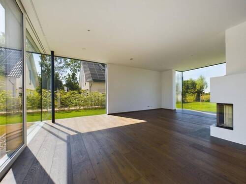 Großzügiger Wohnbereich mit indirekten Beleuchtungselementen - Exklusives Einfamilienhaus mit Designanspruch, großzügigem Garten und hochwertiger Ausstattung