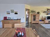 Wohn- und Esszimmer - Gepflegte DG-Wohnung mit Balkon & Garage