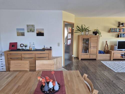 Wohn- und Esszimmer - Gepflegte DG-Wohnung mit Balkon & Garage