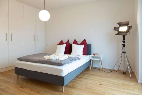 Schlafzimmer 01 - 2 Zimmer Etagenwohnung zur Miete in München